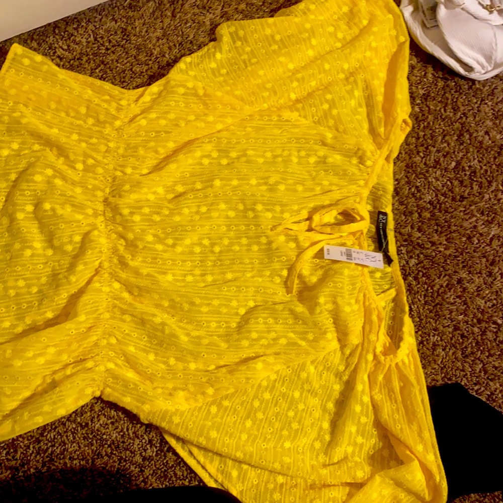 A yellow blouse!🌞 Great for outdoors